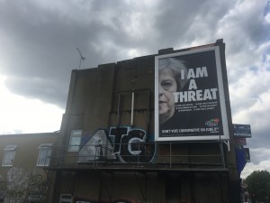 Theresa May als Bedrohung. Linkes Wahlplakat in London. 